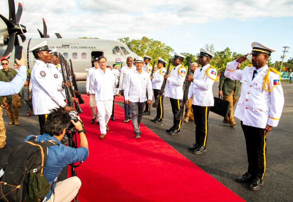  Cette visite marque son premier déplacement international de l'année et s'inscrit dans un contexte de renforcement des relations bilatérales entre Haïti et la Colombie, deux nations partageant une histoire commune de solidarité34.
Accueil et Activités
À son arrivée, Gustavo Petro a été accueilli par Leslie Voltaire, président du Conseil Présidentiel de Transition, ainsi que par le maire de Jacmel, qui lui a symboliquement remis les clés de la ville. Des dispositifs de sécurité ont été mis en place par la Police Nationale d'Haïti (PNH), et la circulation a été restreinte dans la ville pour assurer un accueil approprié23. Des drapeaux haïtiens et colombiens flottaient à l'aéroport, témoignant de l'importance de cet événement pour les deux nations2.
Objectifs de la Visite
La visite vise à explorer des opportunités de coopération dans divers secteurs, notamment le commerce, l'éducation et l'agriculture. Un Conseil des ministres binational est également prévu pour discuter des accords bilatéraux34. Ce déplacement est perçu comme une étape significative dans les efforts pour promouvoir le dialogue entre Haïti et la Colombie, tout en célébrant leur histoire partagée13.
Contexte Politique
Il convient de noter que cette visite intervient dans un contexte de crise en Colombie, notamment dans la région du Catatumbo, où des affrontements entre groupes armés ont provoqué des violences et des déplacements massifs3. Malgré cela, la visite de Petro à Jacmel souligne un engagement clair envers la collaboration régionale et le soutien historique d'Haïti aux luttes pour l'indépendance en Amérique latine